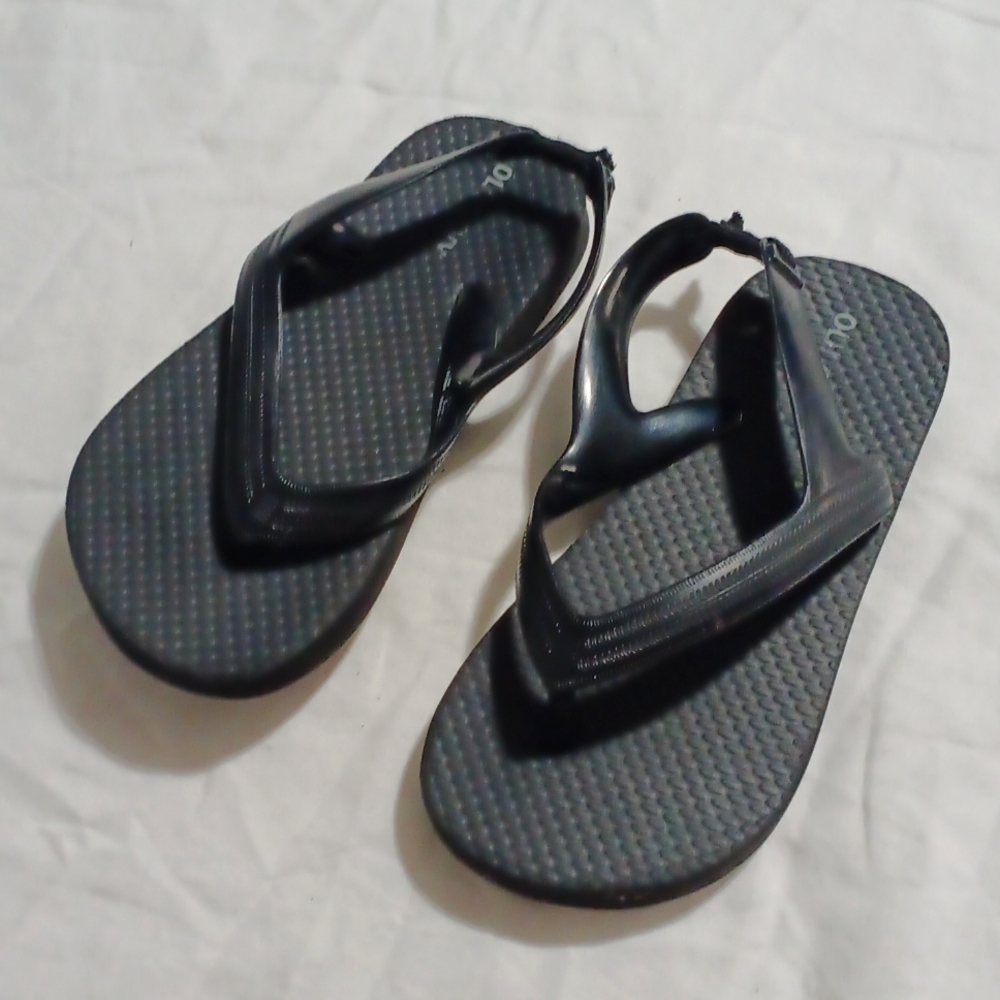Like NEW black flip flops